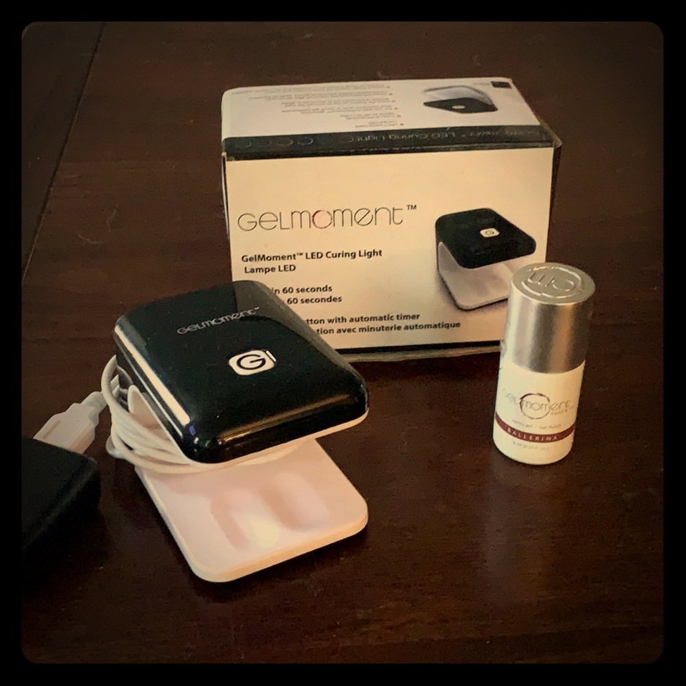 Gelmoment LED lamp. Gel polish in ballerina.